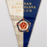 Vlajka TJ Slovan Bratislava CHZJD priamo zo zápasu